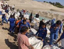 Sat Polairud Polres Bangka Turun Langsung Bantu Nelayan Isi Pasir Bag Jumbo di Jelitik
