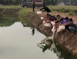 Aksi Nyata Ketahanan Pangan! Kalapas Kendal Terjun Langsung Tebar Puluhan Ribu Bibit Bandeng